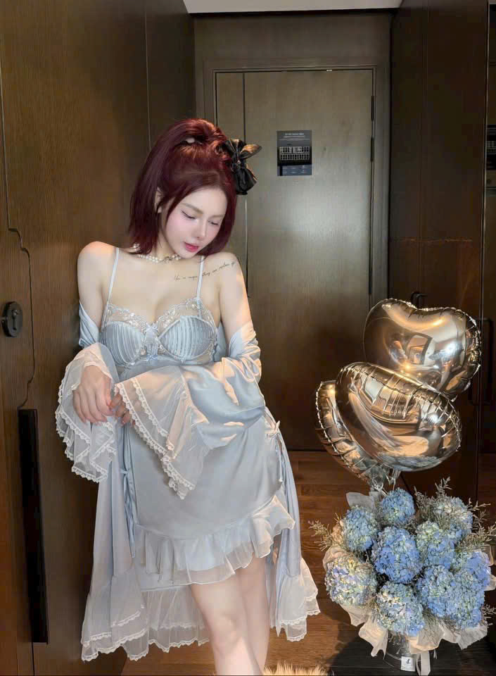Váy Ngủ Lụa Phối Ren Hoa